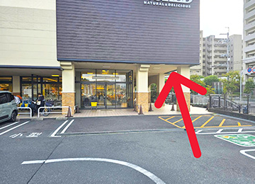 1階店内入口には入らず、右手通路へ進みます